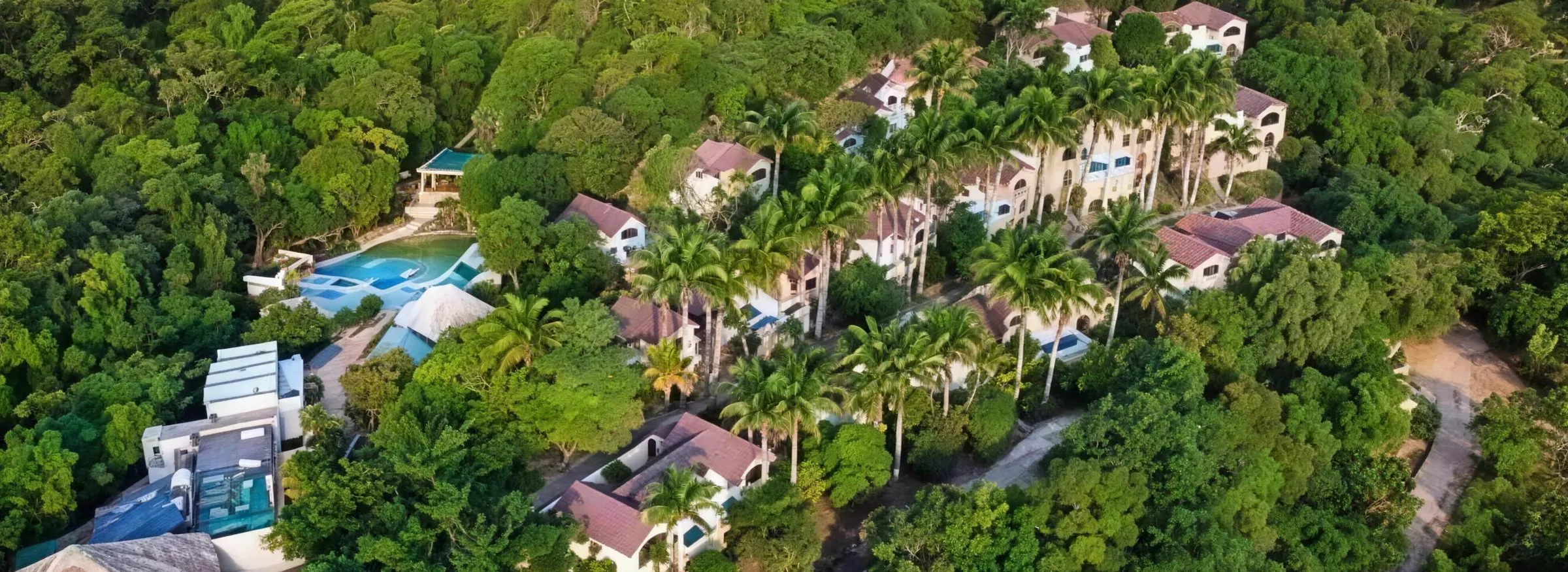 Vista aérea del resort entre bosque tropical