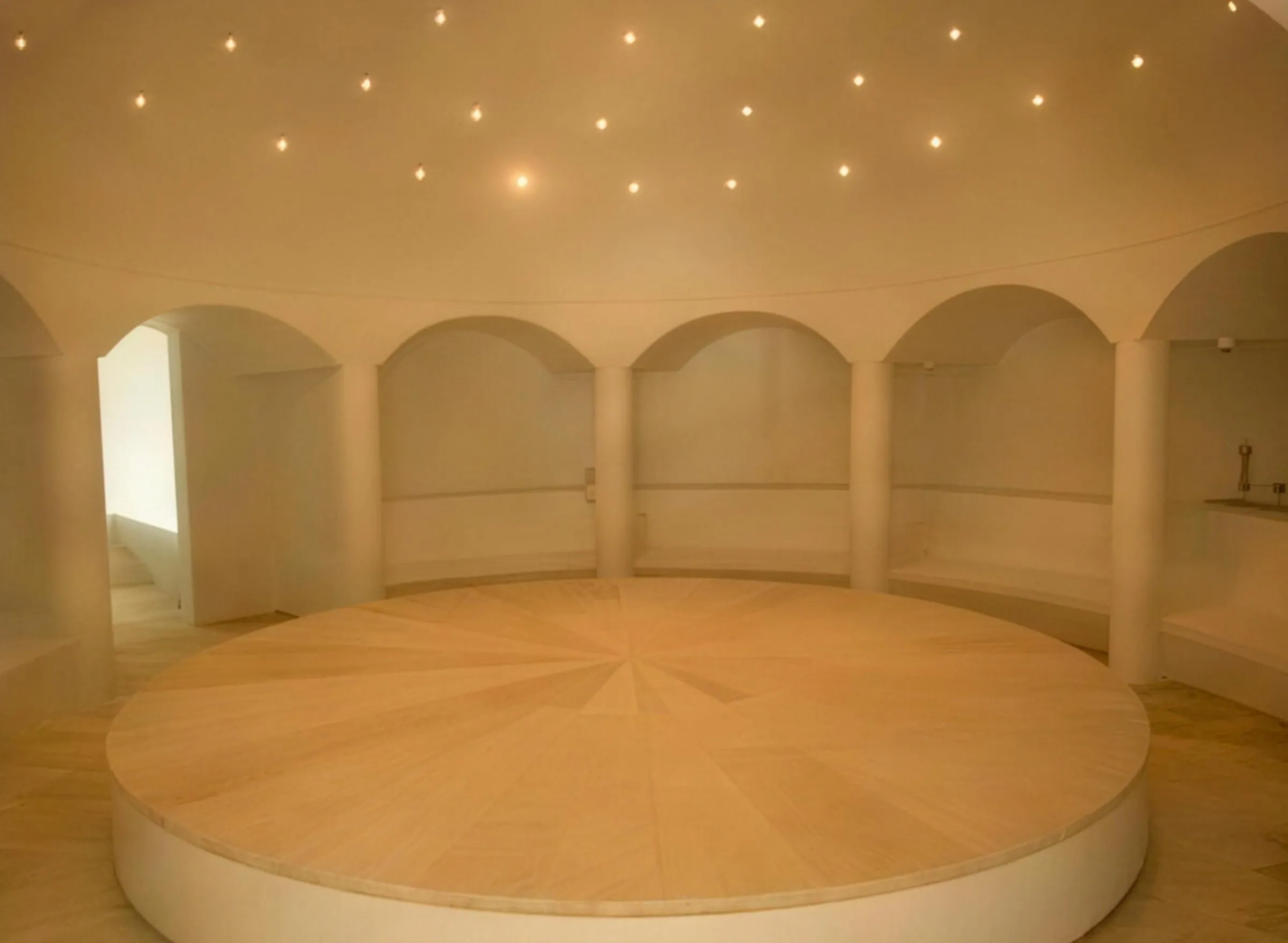 Espacio circular abovedado para bienestar
