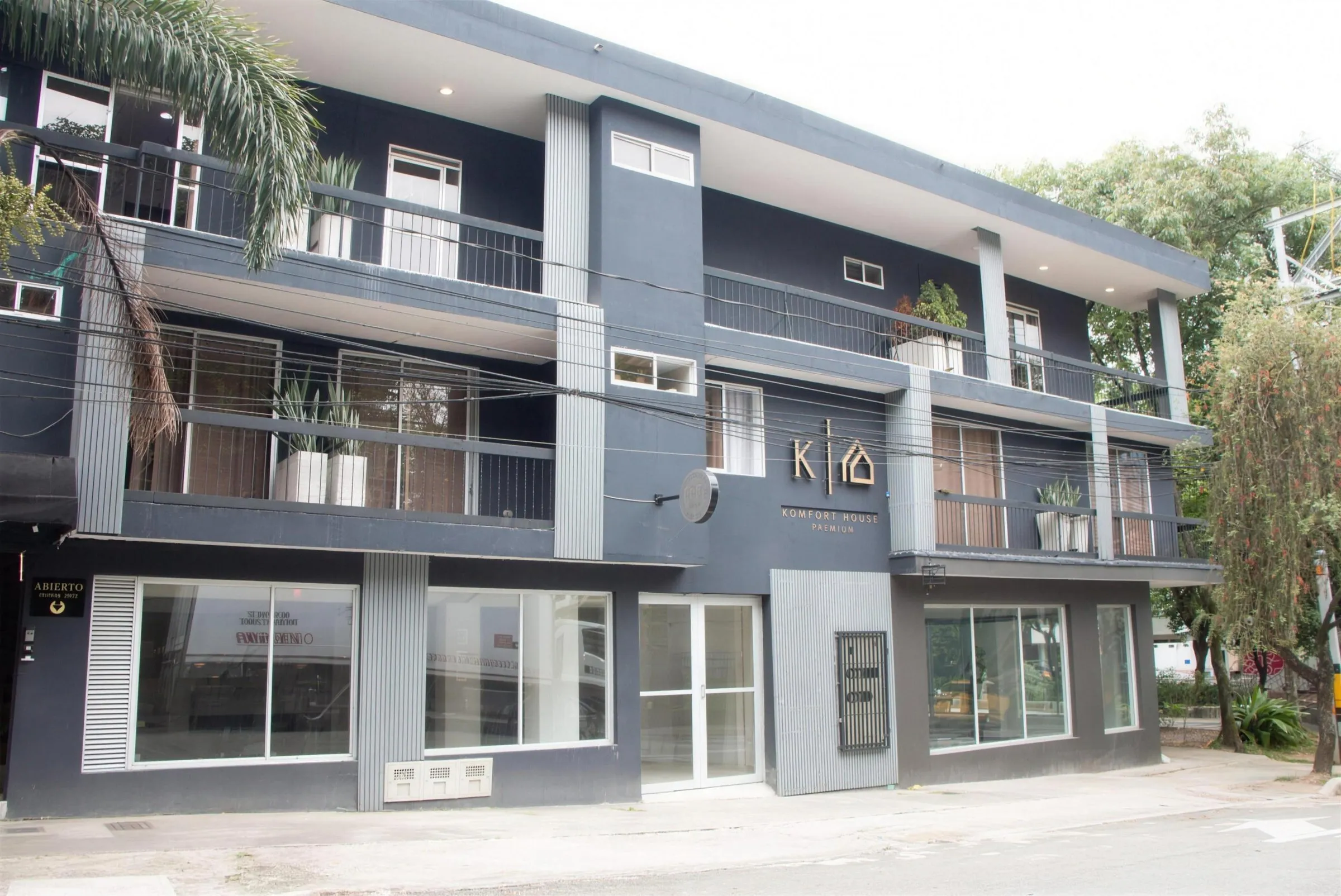 Fachada de un edificio residencial de tres pisos en el sector Sevilla de Medellín