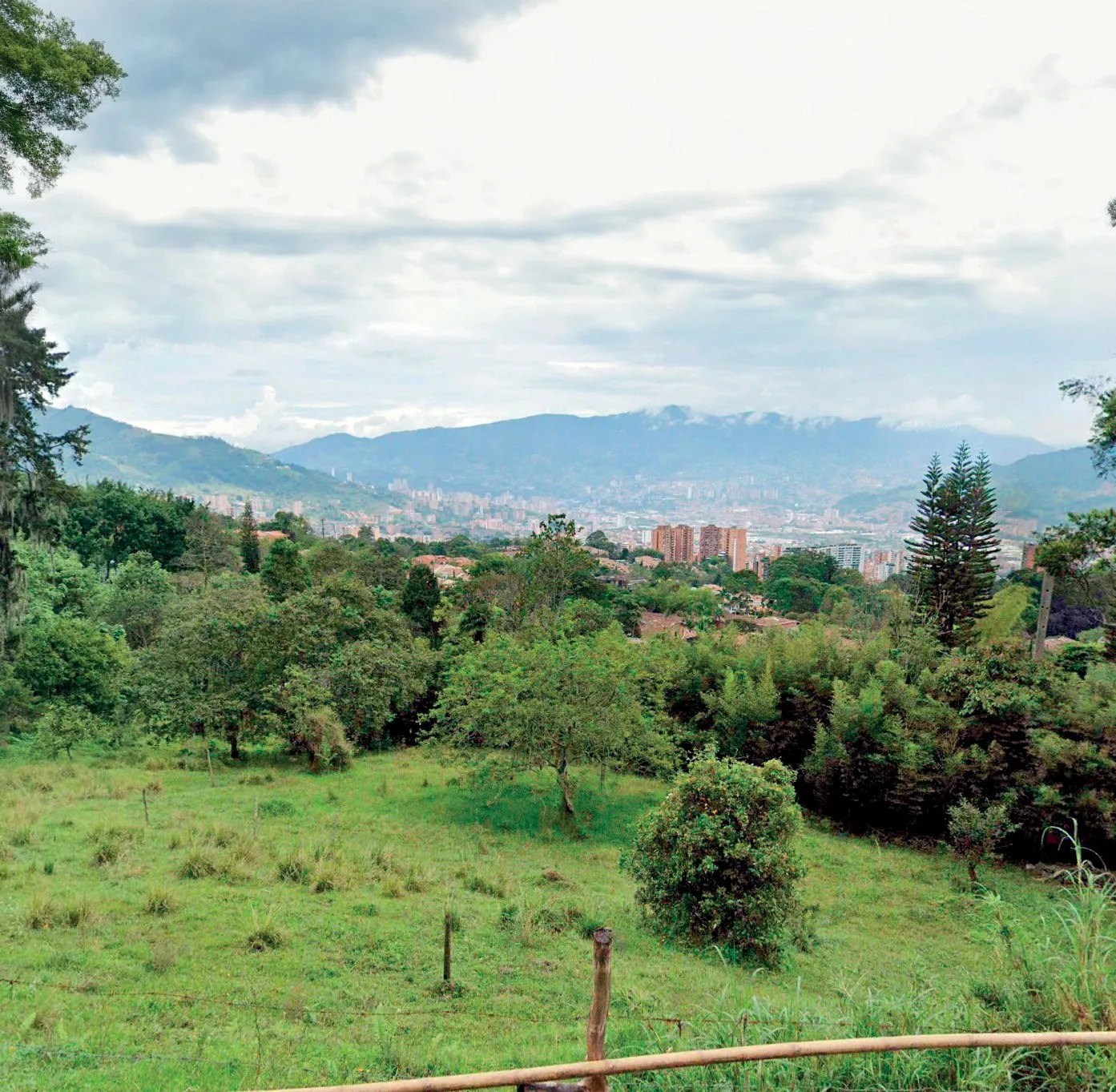 Terreno verde en ladera con vista al valle de Aburrá