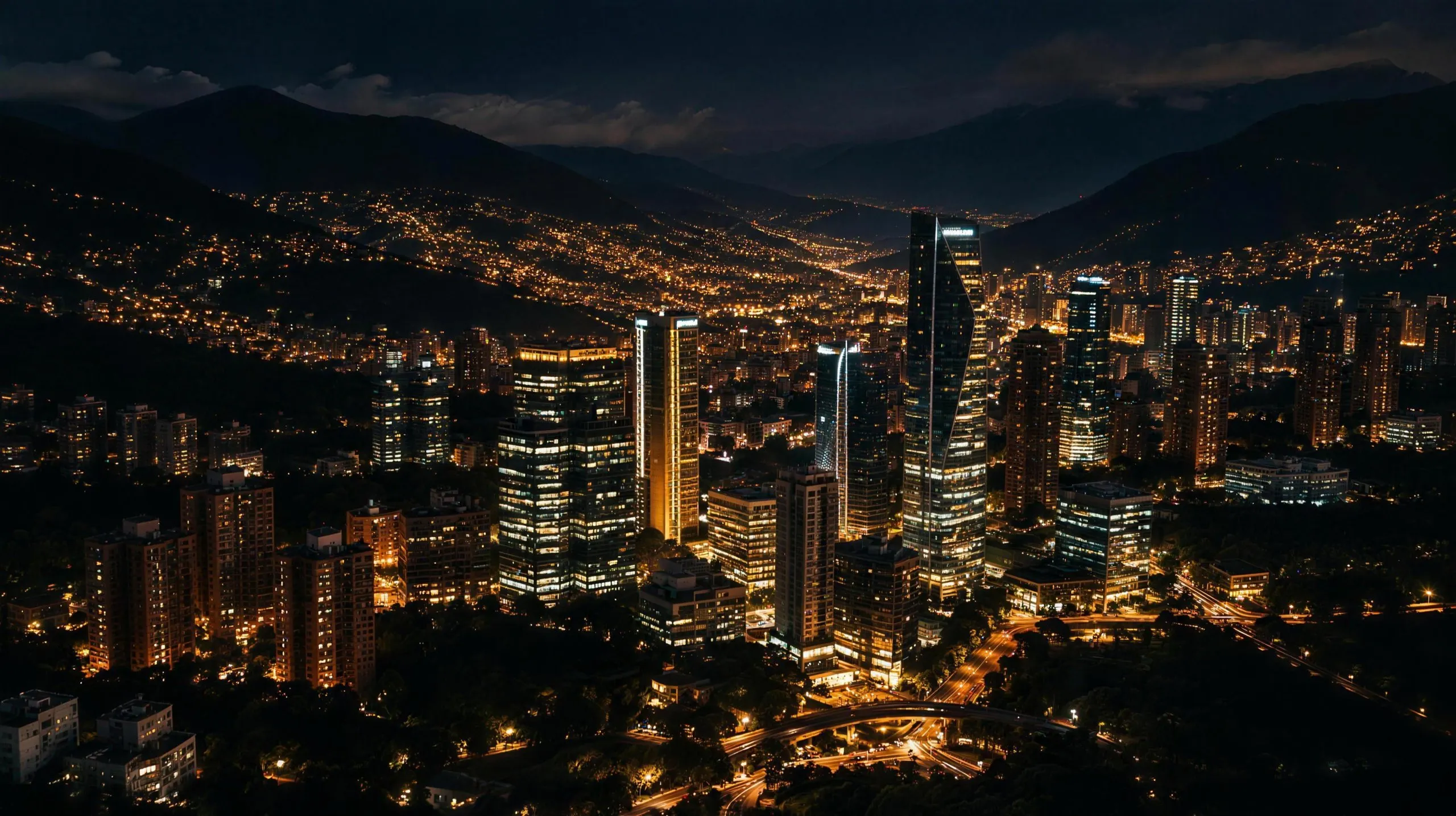 Vista nocturna de Medellín desde la montaña