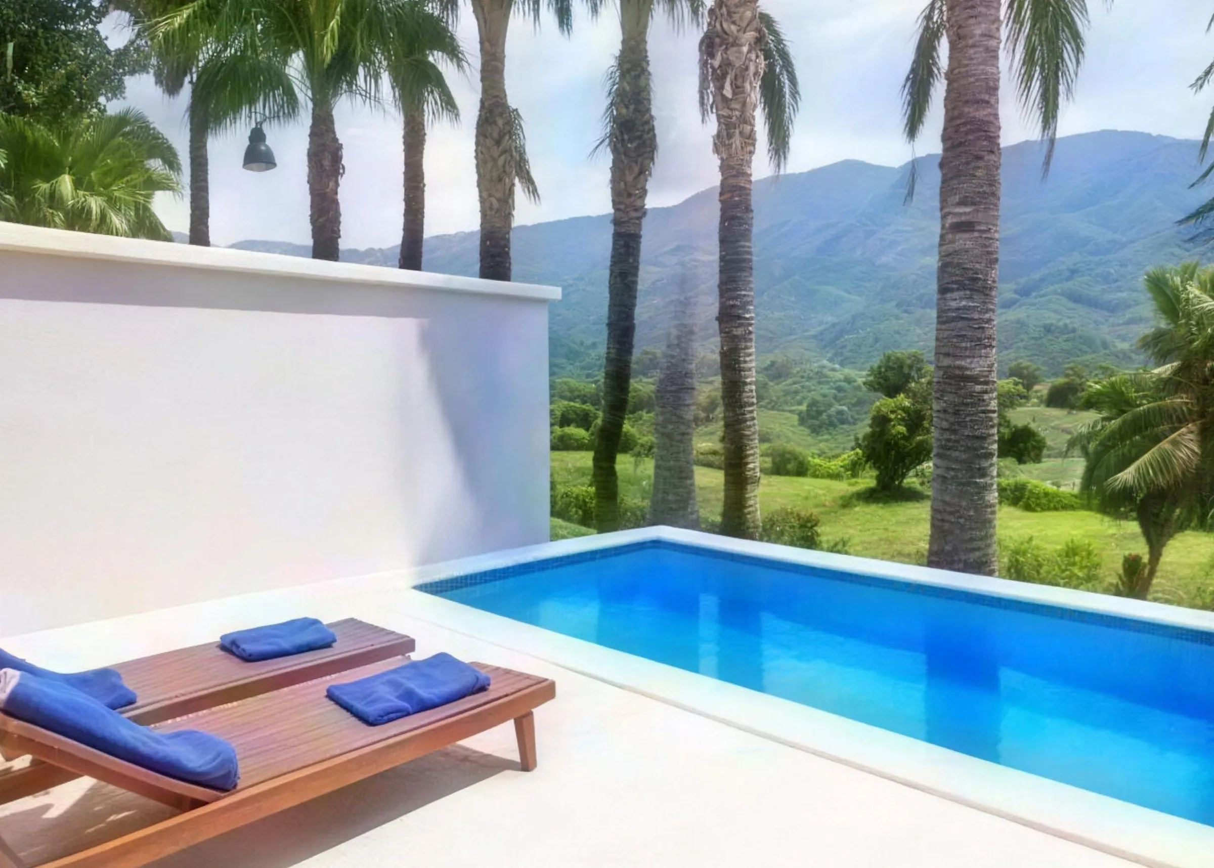 Piscina privada con vista a las montañas